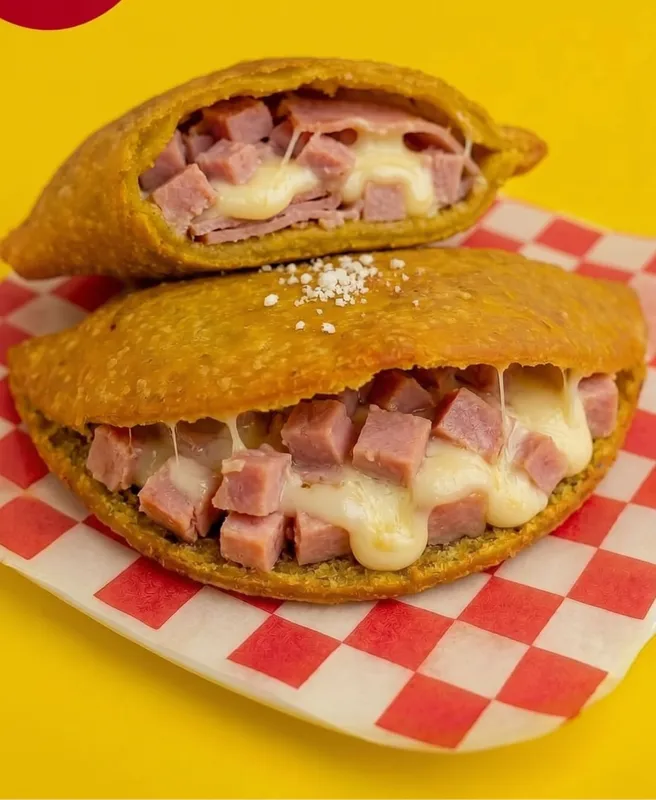 Empanada de jamón y queso